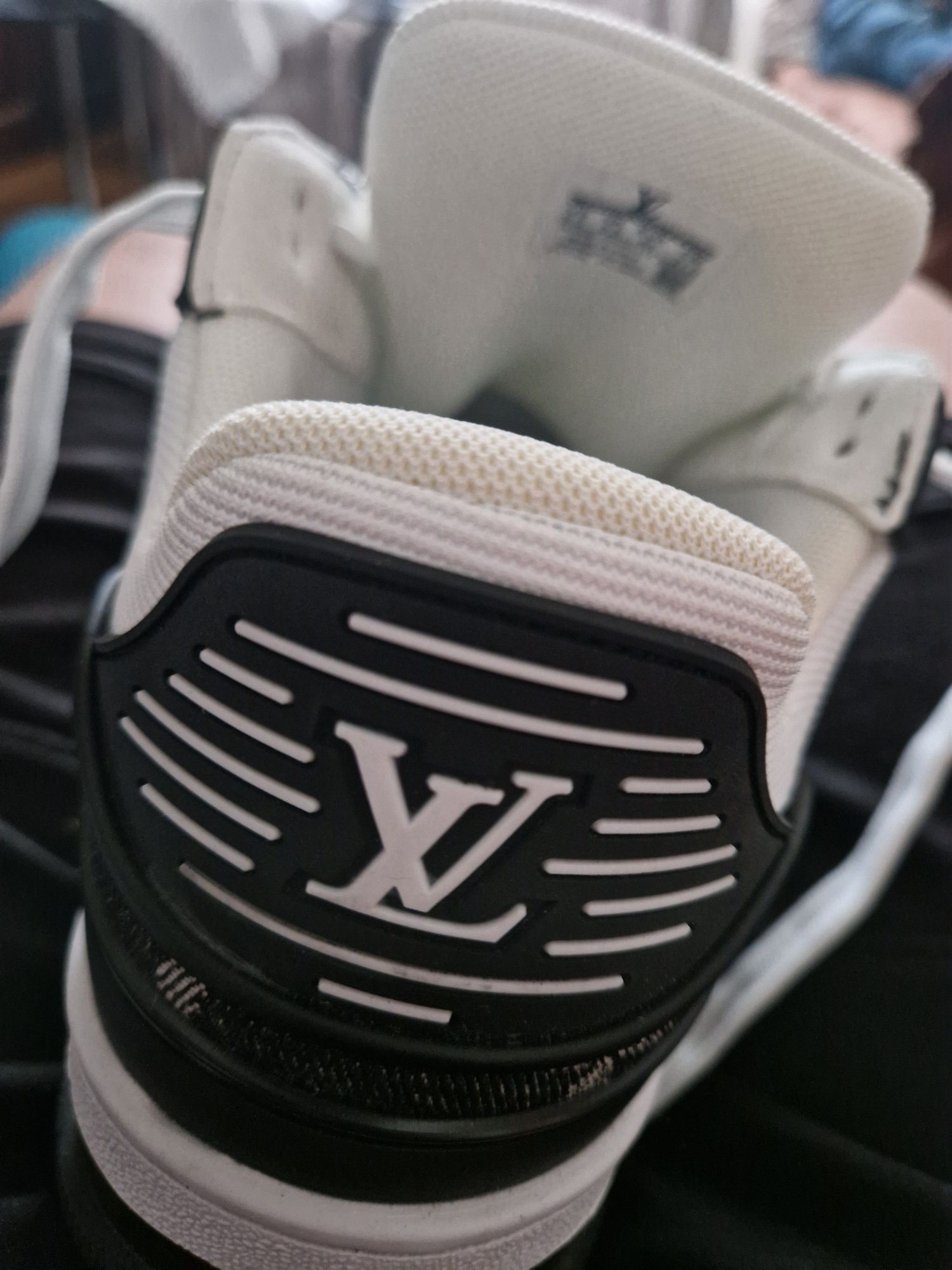 Lv trainer maxi negru si alb