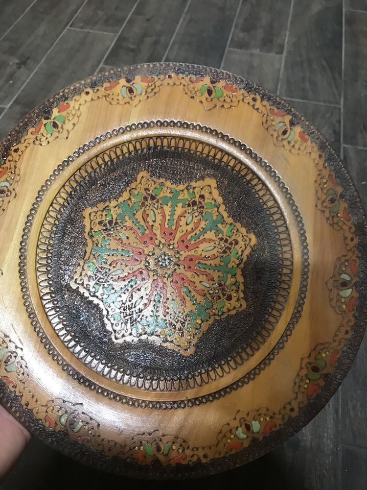 Рисувана декоративна чиния