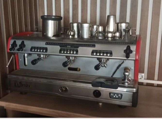 Кофе машина 3х групный нуждается в техосмотр ,работает 1 группа ,