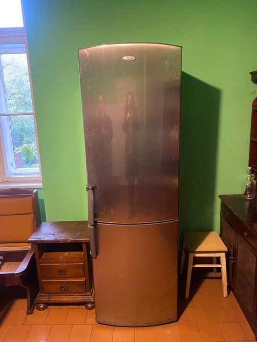 Combina frigorifica Whirlpool clasa A+ cu o capacitate totala de 327 L