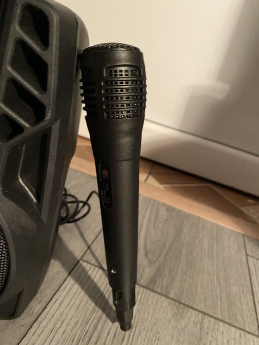 Boxa noua cu tit cu cuteie si microfon la ea