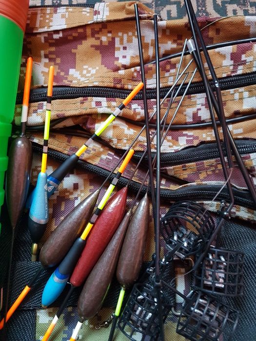Vînd accesorii pescuit