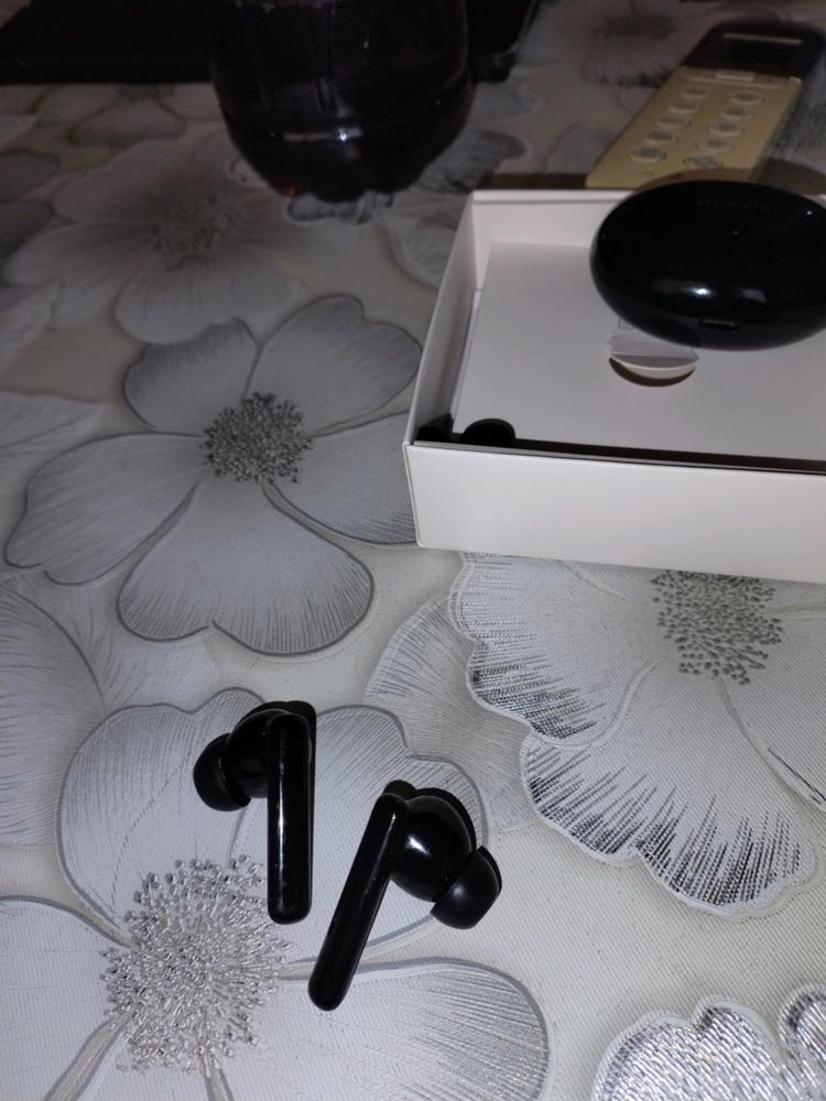 Продавам слушалки Huawei Freebuds 4i