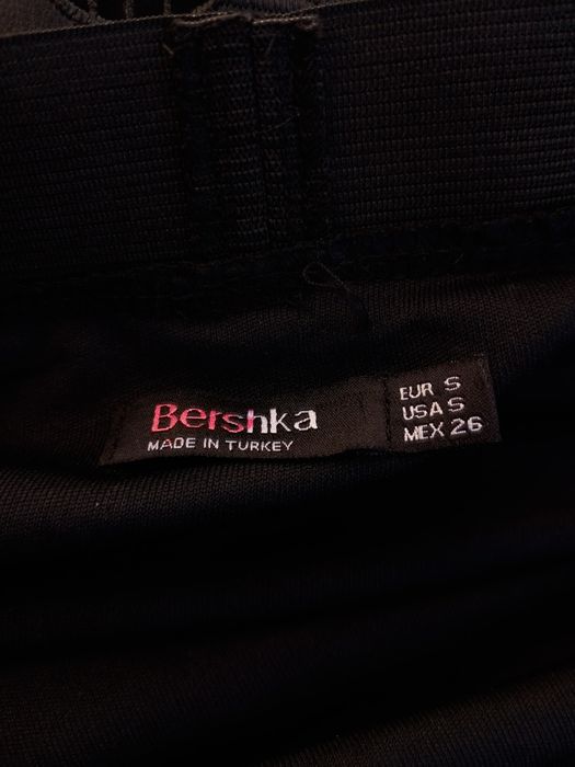 Vând fusta de tul cu broderie florala