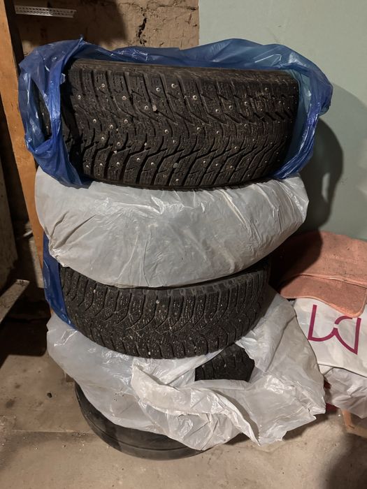Срочно продам шипованные шины 205/55/16