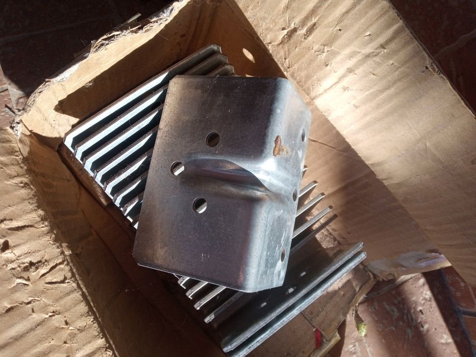 vând colțare metalice