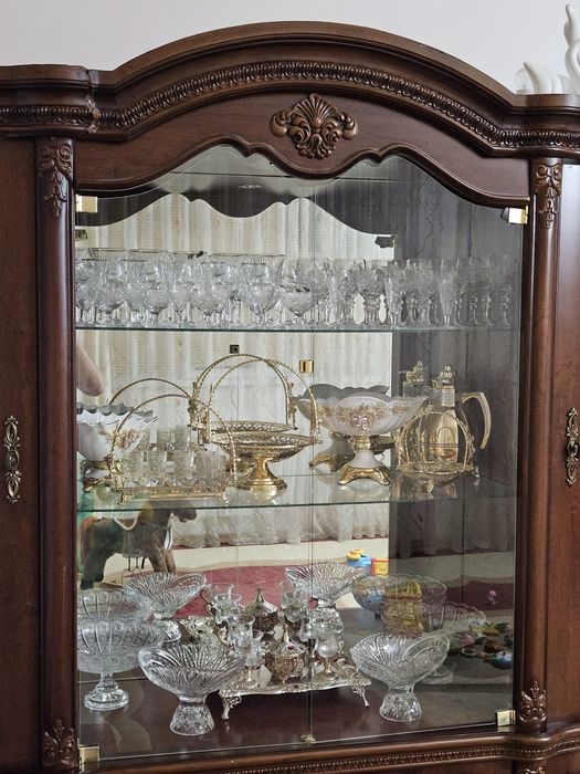 Шкаф сервант, из настоящего дерева, 200000 тг, торг