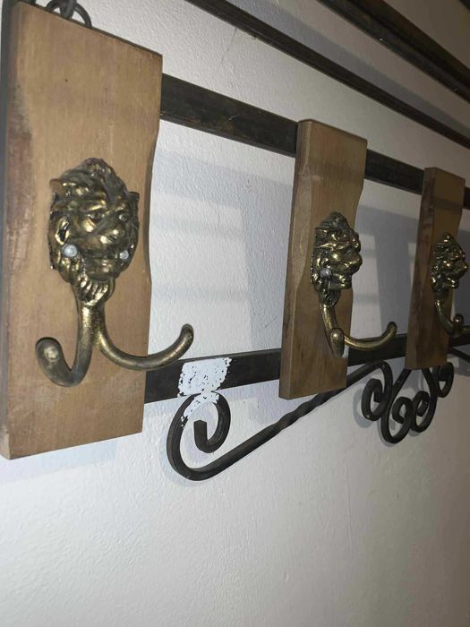 Cuier din fier forjat cu aghatatori din bronz