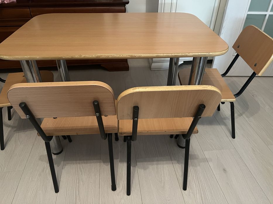 Set format din masa si patru scaune pentru copii