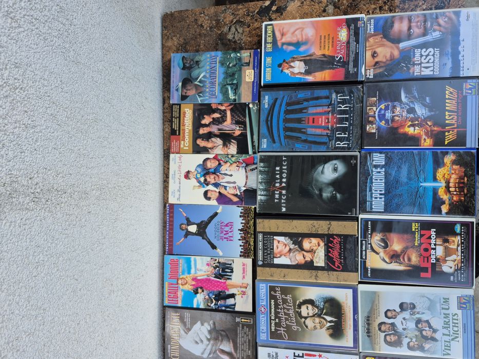 Vând 53 casete video VHS originale colectie de filme din anii 1970-'90