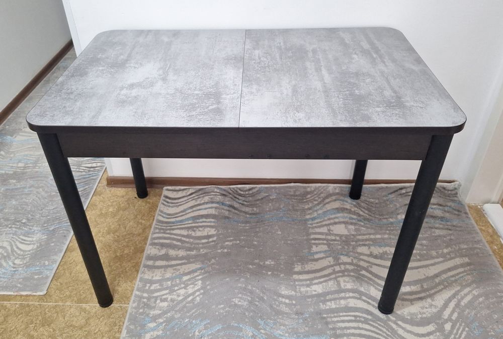 Кухонный стол сатылады.