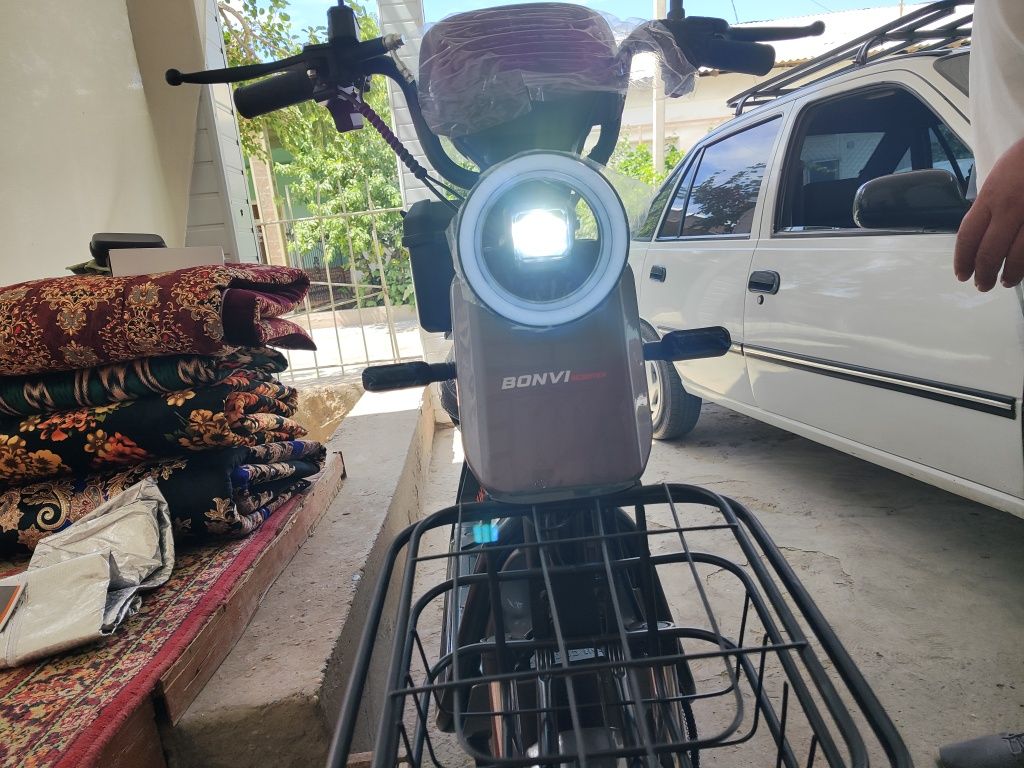 Bonvi elektron skuter satiladi tezlik 65 70 km bir zaryad 70 km yuridi