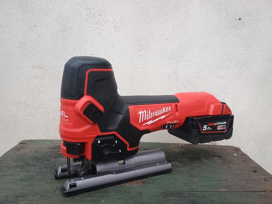 Fierăstrău pendular Milwaukee fbjs + baterie 5 amperi. Aproape noi