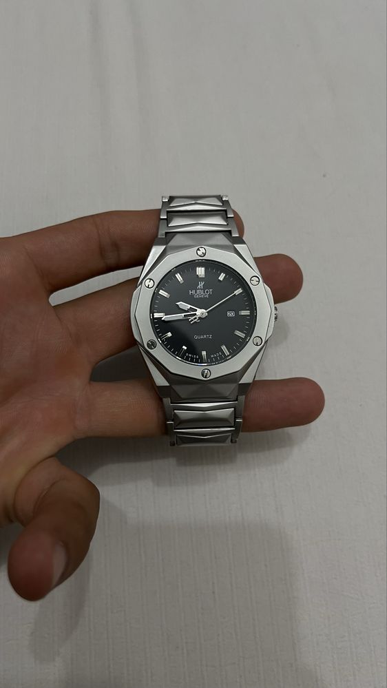 Подам часы HUBLOT geneve