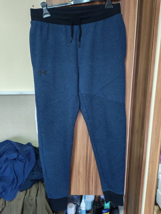 Pantaloni trening Under Armour și Bershka. L.