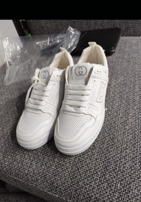 Vând adidași gucci