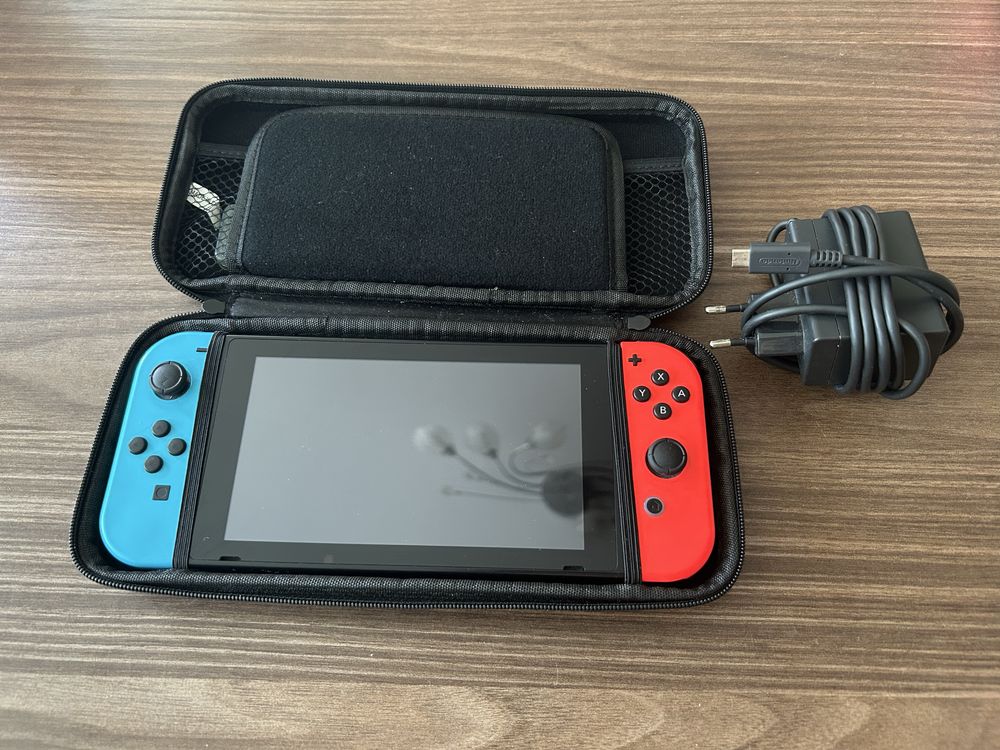 Nintendo Switch конзола (без Dock) + калъф + кутийка за игри + зарядно
