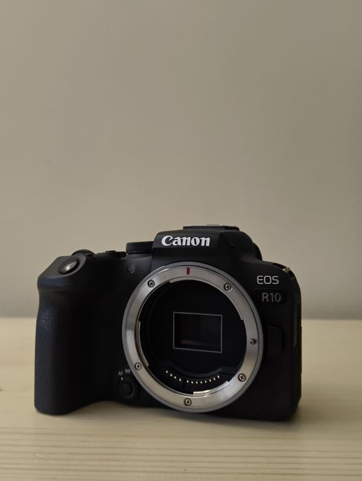 Canon EOS R10 30k cadre + obiectiv canon rf 18-45mm f4.5-6.3 + baterii