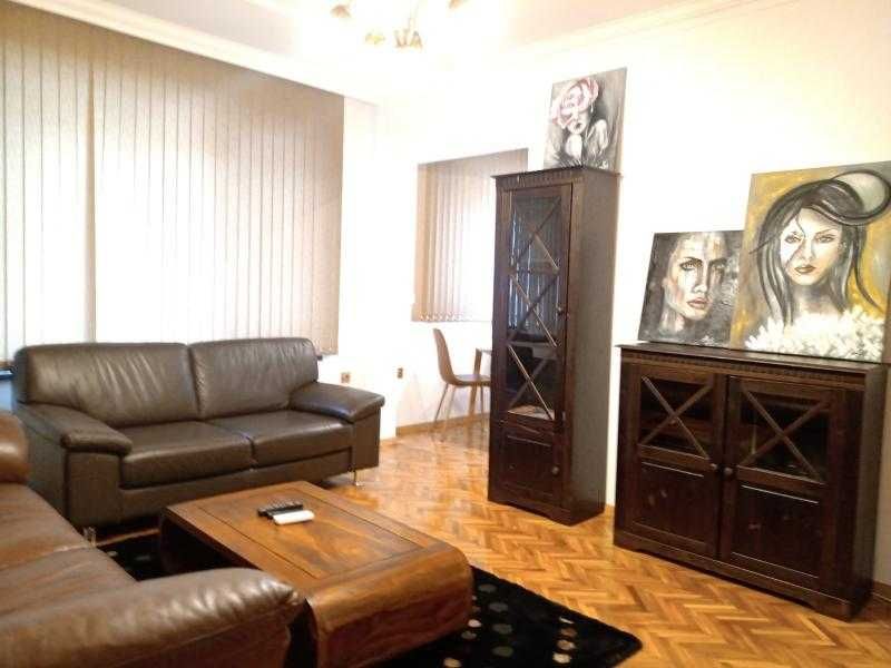 Чудесен тристаен апартамент в сърцето на Бургас