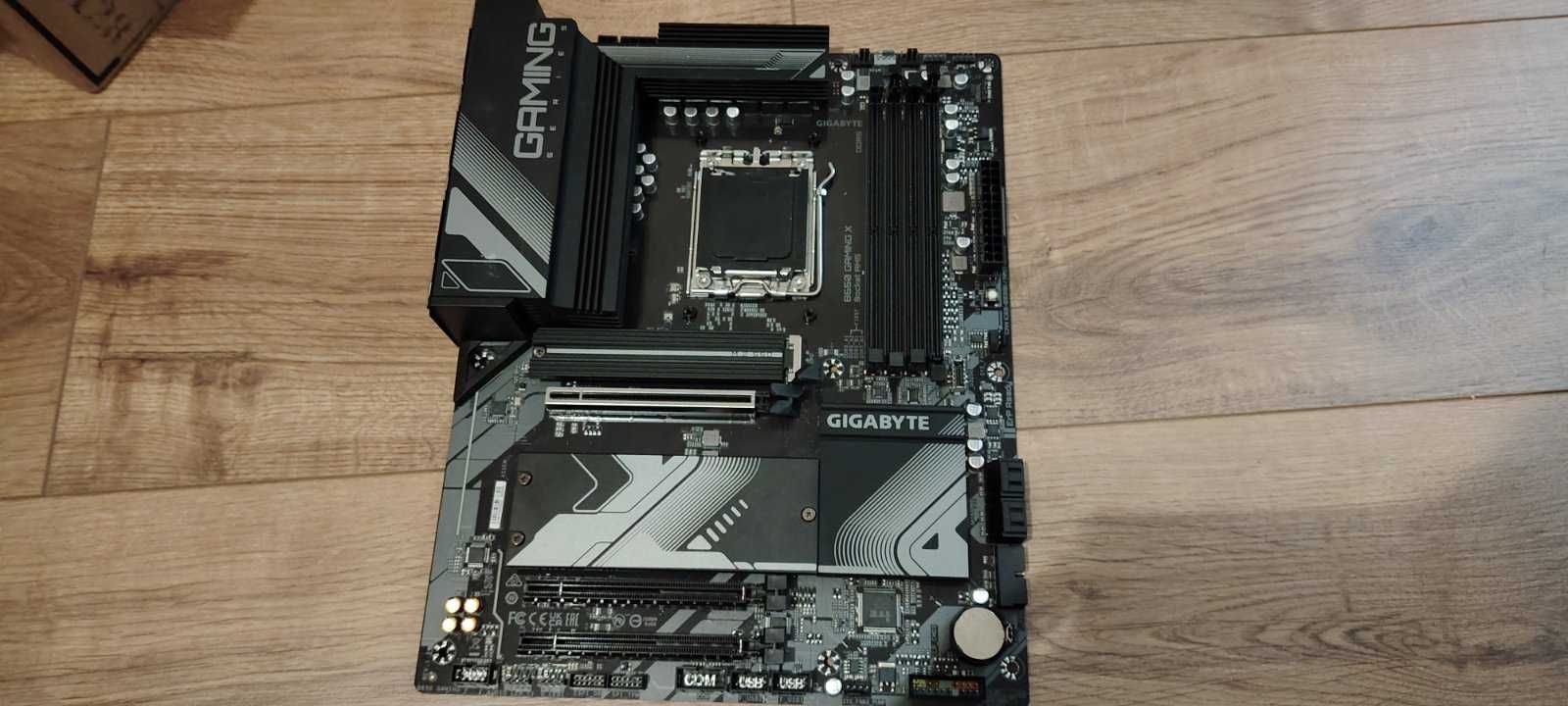 GIGABYTE B650 GAMING X + RYZEN 5 7600 6-Core 5.1GHz AM5