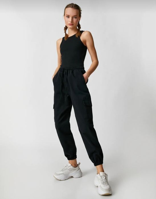 Pantaloni negri cu buzunare marime S