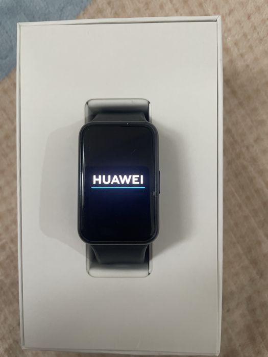 Продам срочно смарт-часы huawei watch Fit.