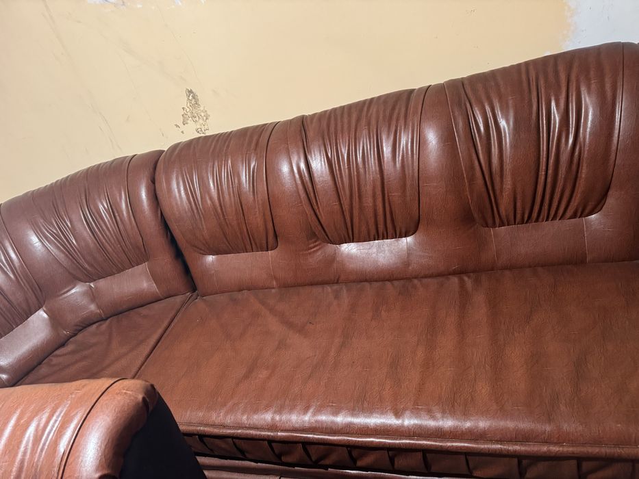 Canapea maro cu colt.