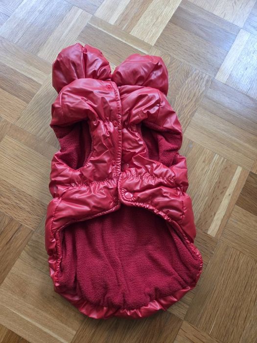 Продавам нови кучешки-дъждобран,елек и зимен гащеризон.