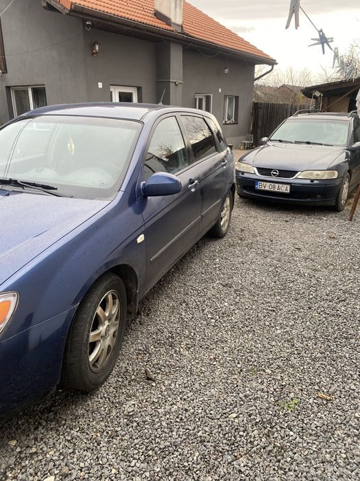 Vand kia cerato an fabricatie 2005 masina functioneaza bine mici defec