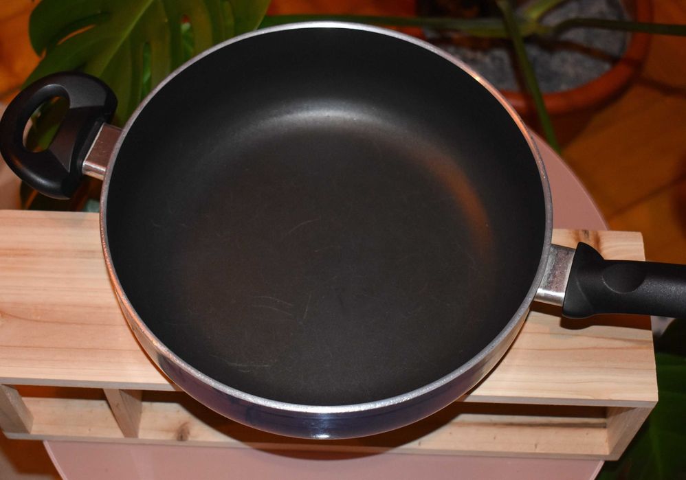 Tigaie anti-aderentă cu capac sticlă