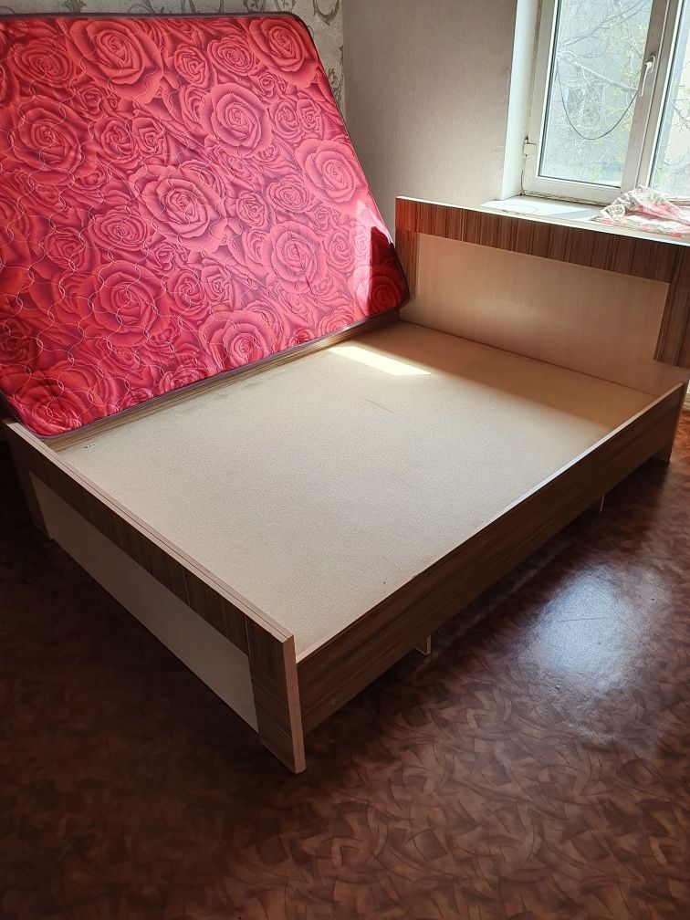 Кровать двуспальная 140×200 с комодом