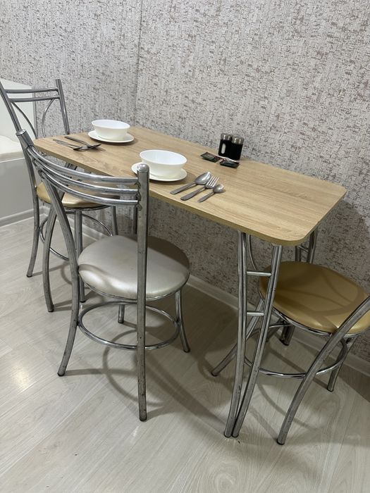 Кухонный стол со стульями