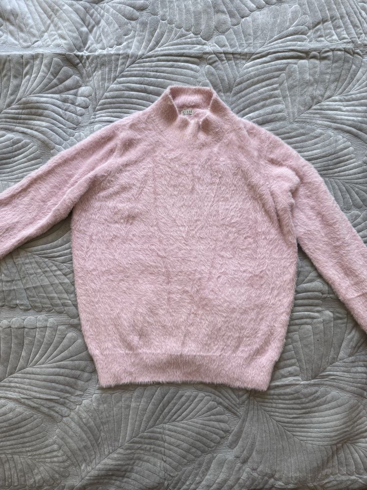 Пушистый розовый свитер Guess