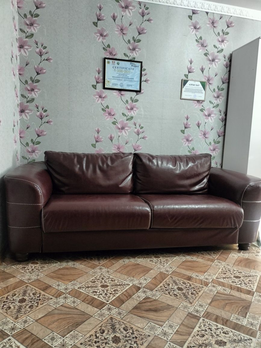 Продам кожаный диван для офиса