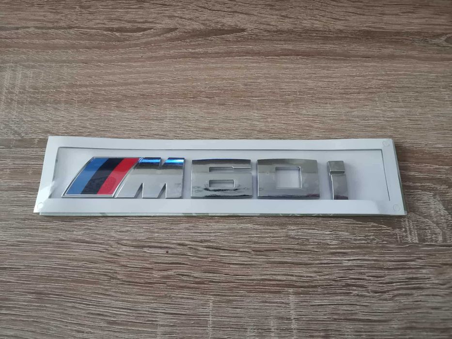 сребристо лого BMW M60i