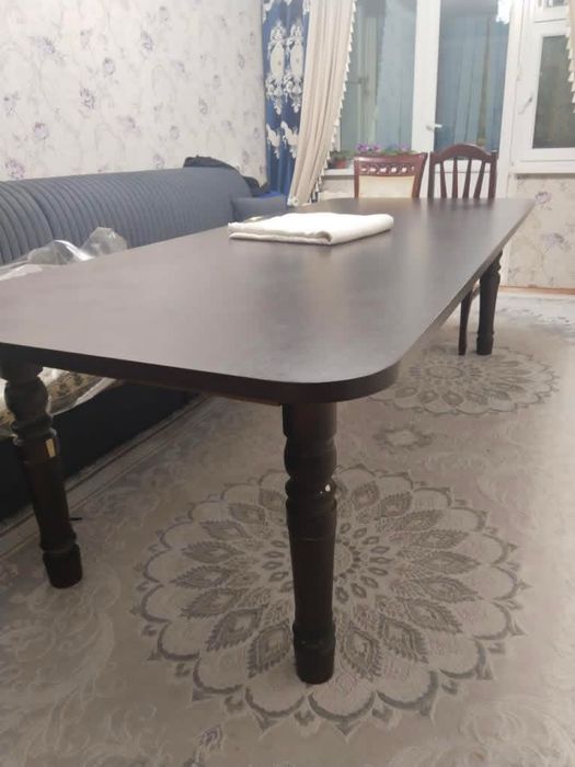 Авальный стол для гостинной