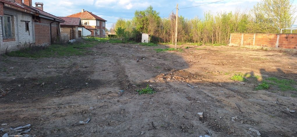 Продава се парцел в регулация 900кв.