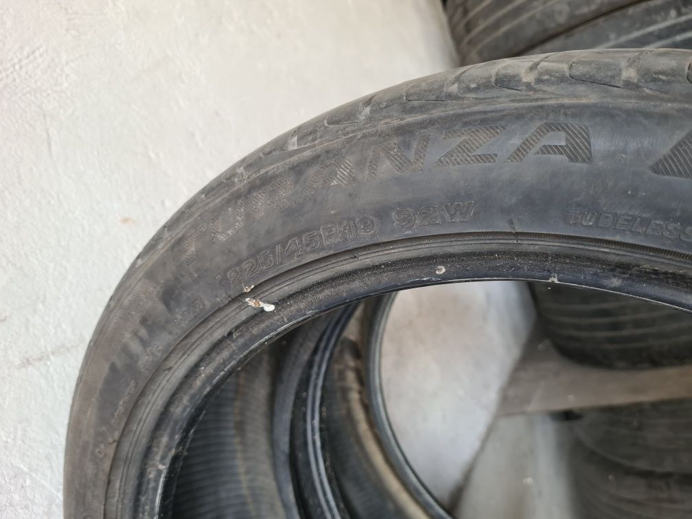 2 бр. летни гуми 225/45/19 Bridgestone DOT 4418 5,5 mm