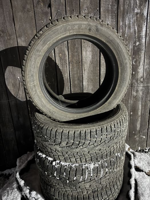 Продам зимнию резину максис 235 /55/ 18