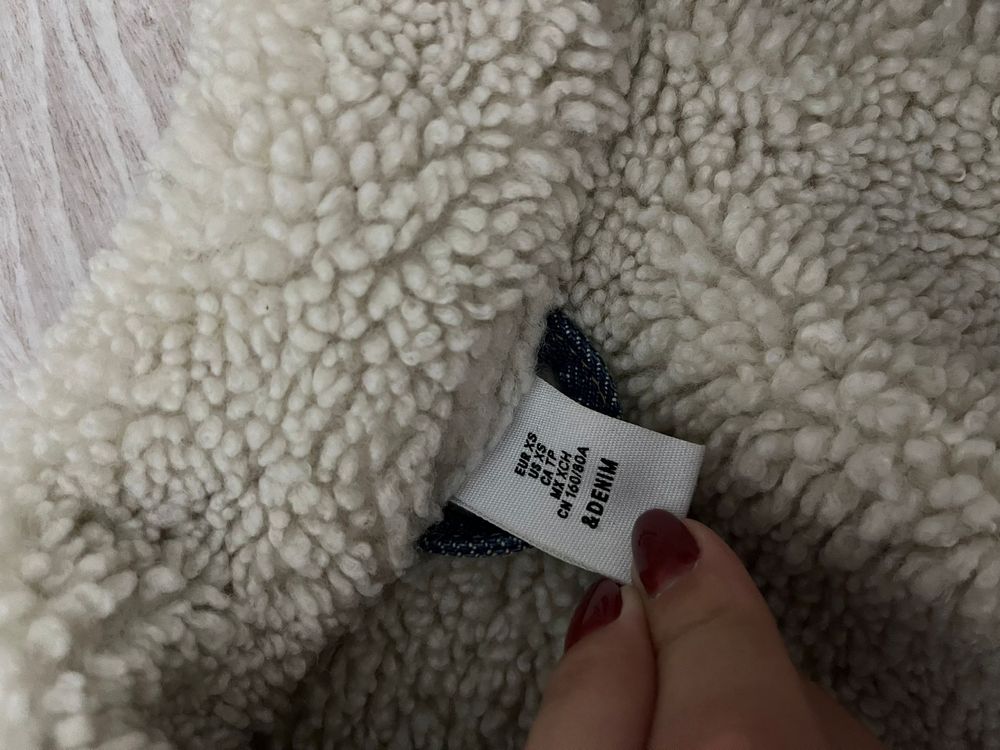 geaca denim h&m.