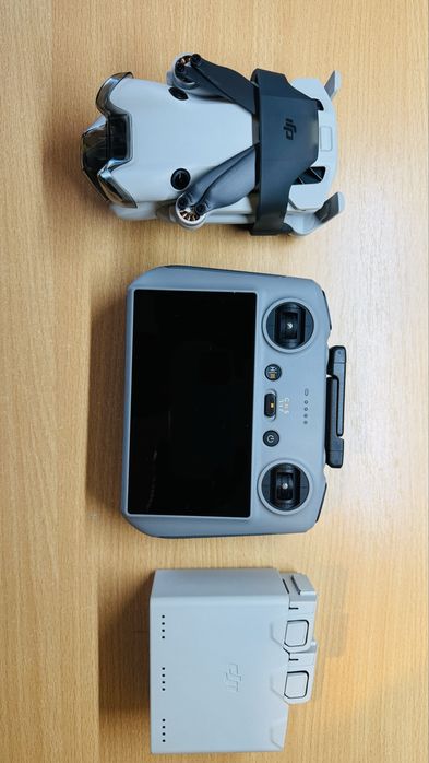 Dji Mini 4 Pro Fly More Combo + accesorii, garantie 12.2026