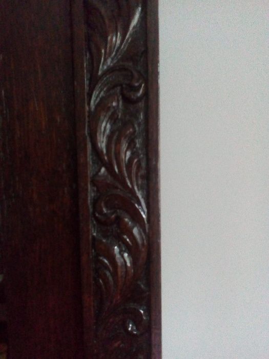 mobila veche sculptata