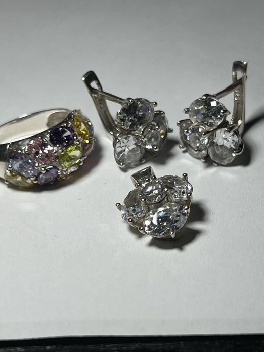 Inel de argint cu zirconii colorate și set de argint