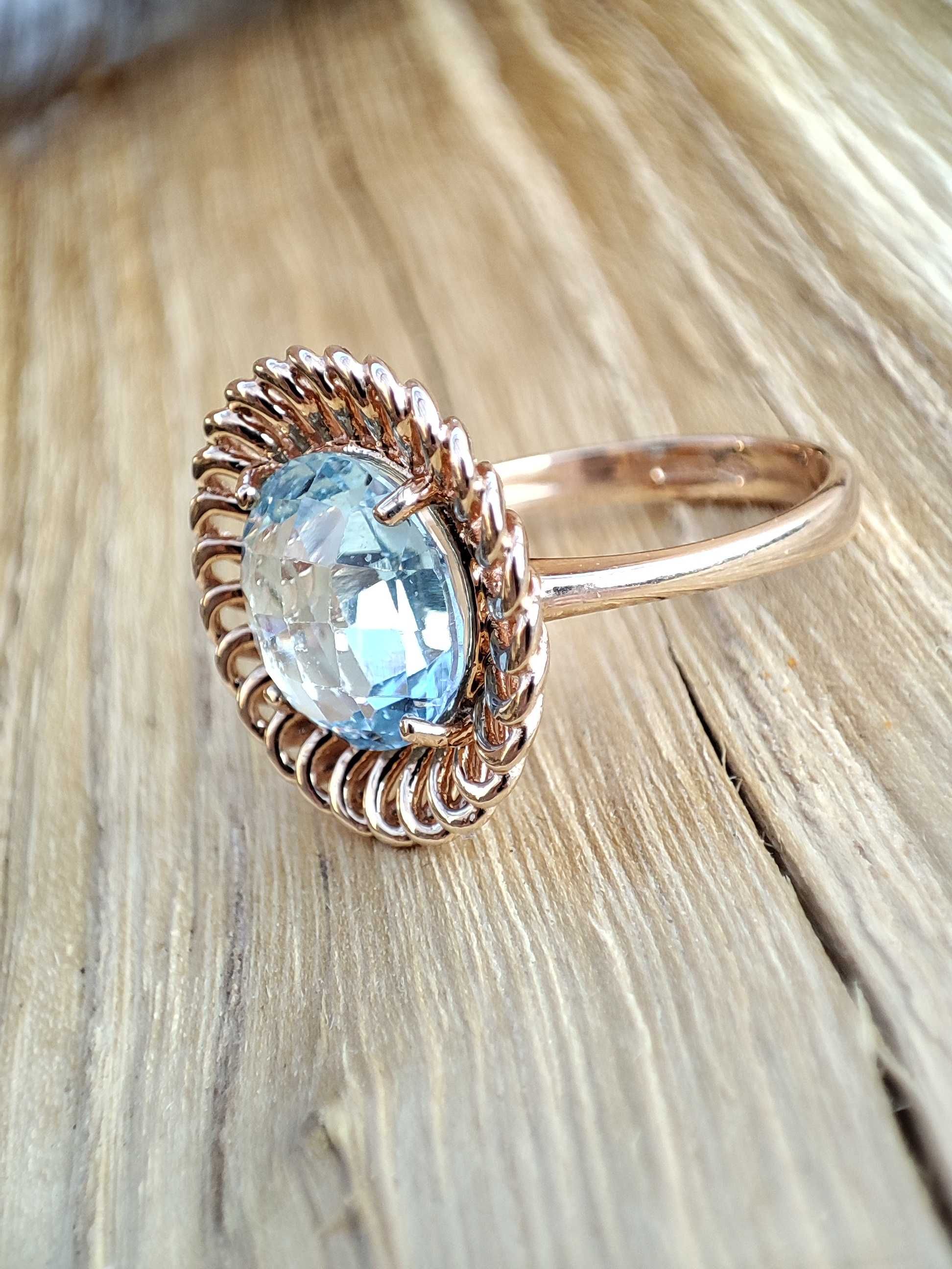 Inel Aur 18K Cu Topaz Briolette