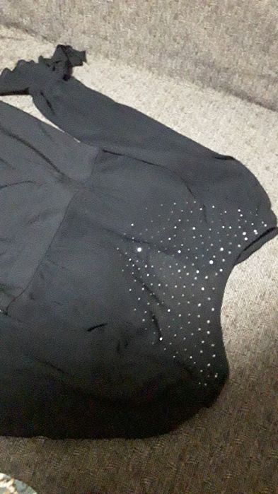 Rochie de ocazie neagra stofa cu voal .