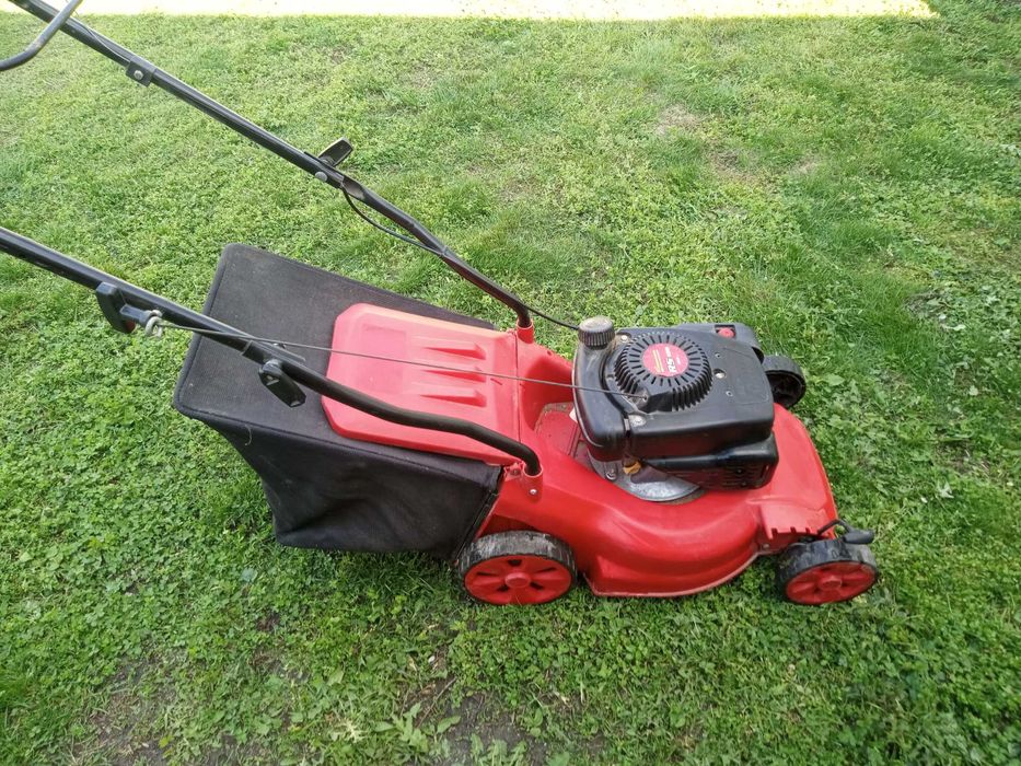 Продавам градинска косачка