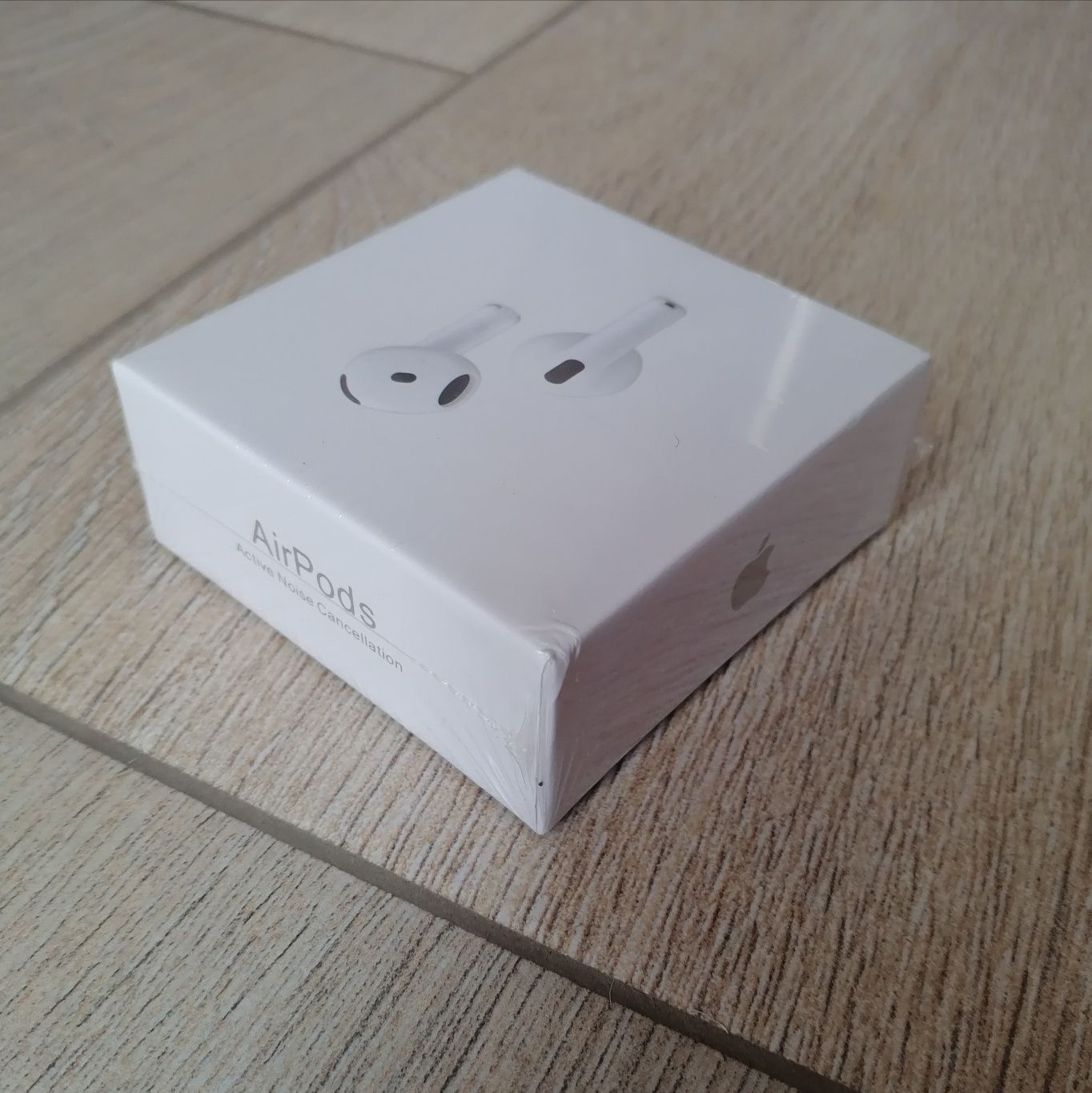 AirPods 4 cu noise cancellation activ