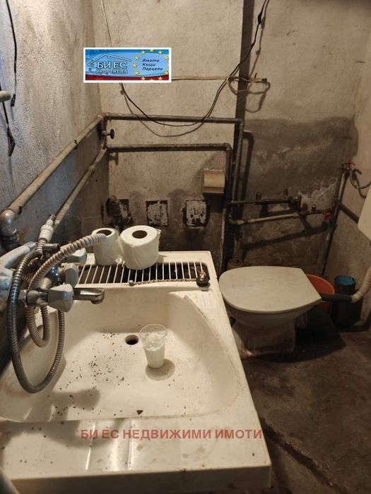 Къща в град Земен