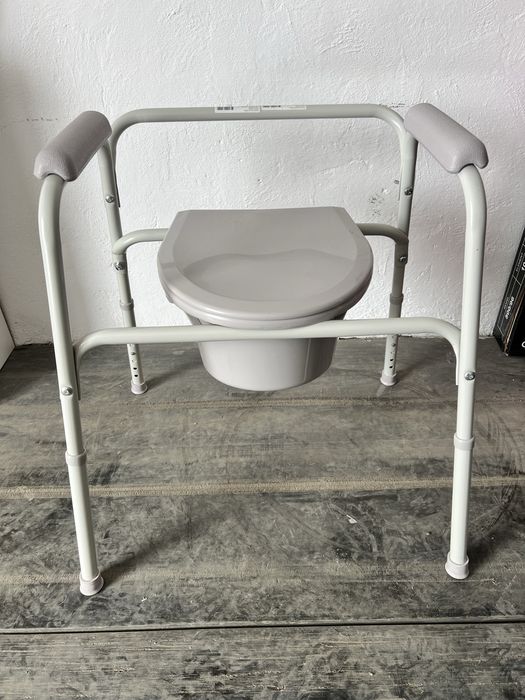 Стул-туалет для пожилых людей