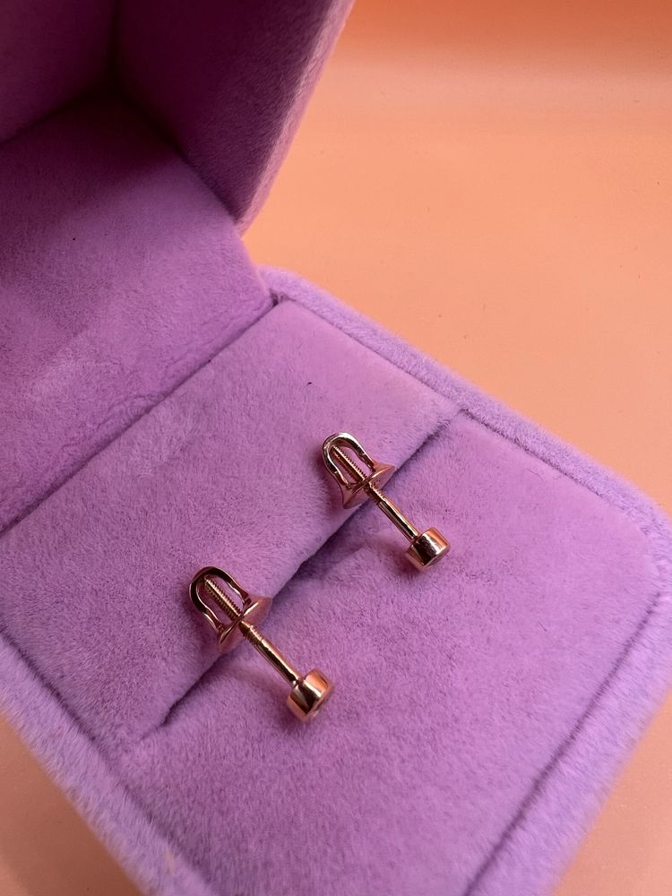 Продам золотые серьги - гвоздики.